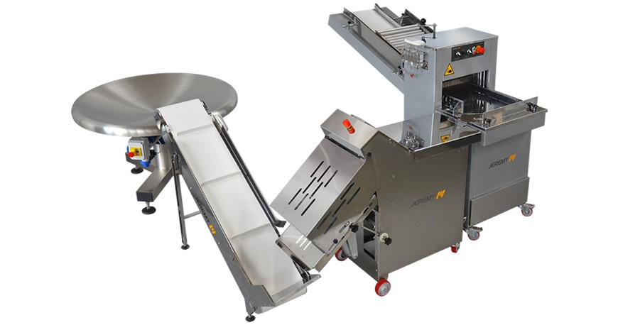 Bread cutting and packaging line